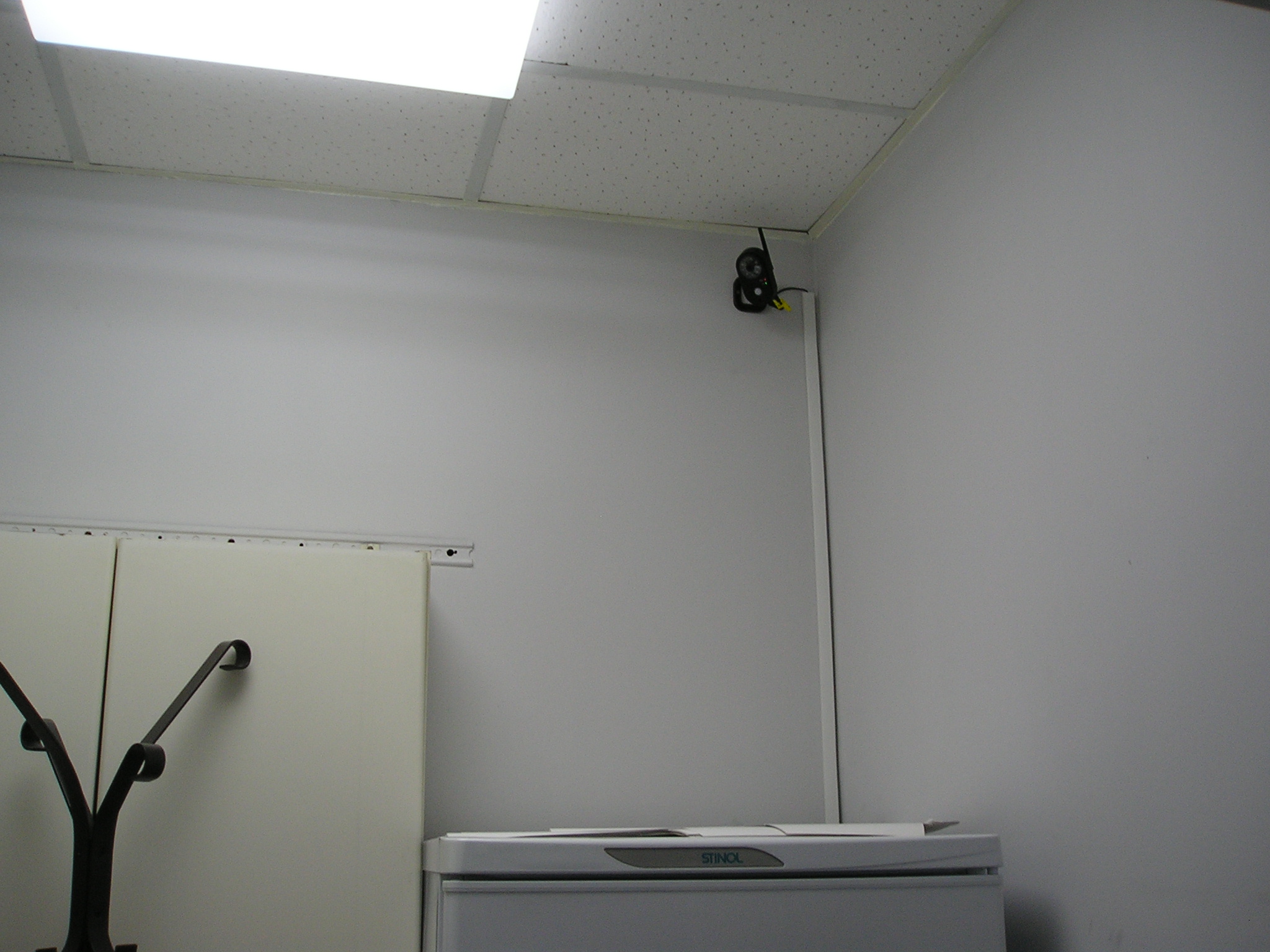 Установка беспроводного комплекта на 4 камеры «Kvadro Vision Home IP Avtonom 4,3’» установка камеры в кабинете